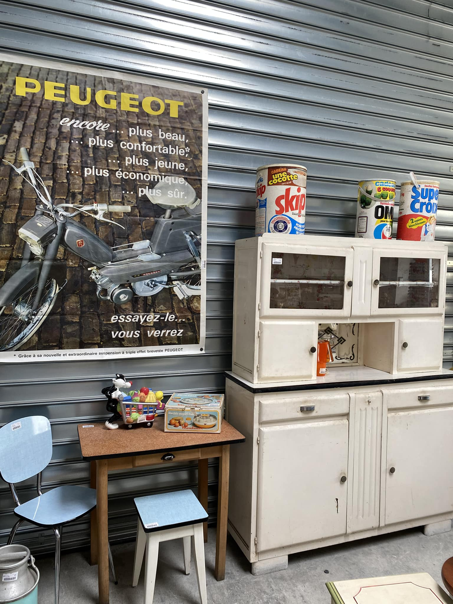Meubles et objets vintage exposés chez Les Broc-Chineurs à Coarraze